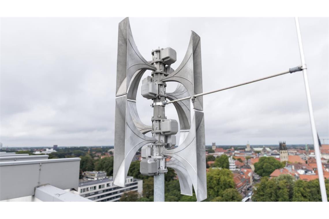 Eine elektronische Hörmann-Hochleistungssirene mit markanten Horntrichtern stößt das Warnsignal für die Bevölkerung aus. (Archivbild)