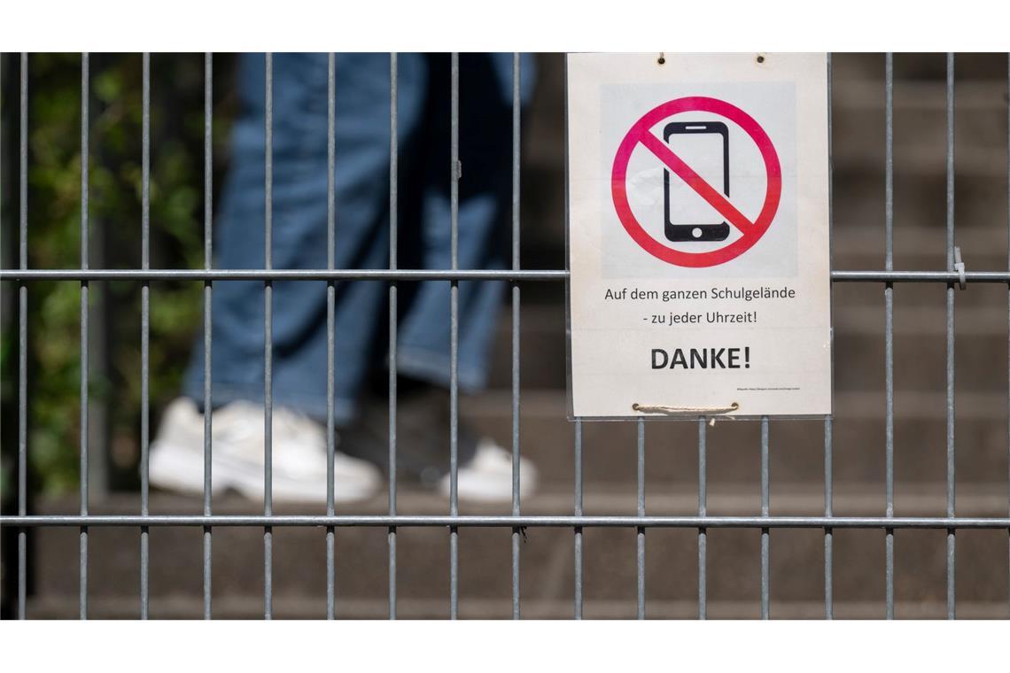 Eine Empfehlung ist, die private Nutzung von Handys im Unterricht und in Pausen bis Klasse sieben zu verbieten. (Illustration)