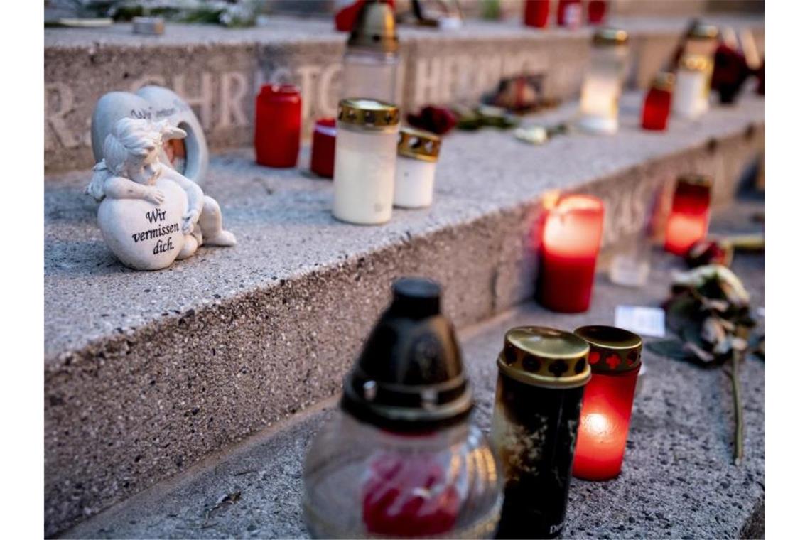 Eine Engelsfigur und Lichter am Mahnmal für die Opfer des Attentats auf dem Weihnachtsmarkt am Breitscheidplatz. Foto: Christoph Soeder/dpa