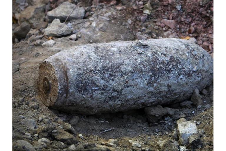 Eine entschärfte Weltkriegsbombe liegt in einer Baustelle. Foto: Fredrik von Erichsen/dpa/Symbolbild