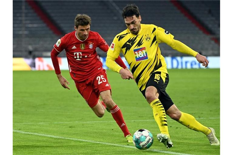 Eine Entscheidung, ob Mats Hummels (r) und Thomas Müller wieder für das DFB-Team nominiert werden, soll erst im Mai gefällt werden. Foto: Sven Hoppe/dpa-POOL/dpa