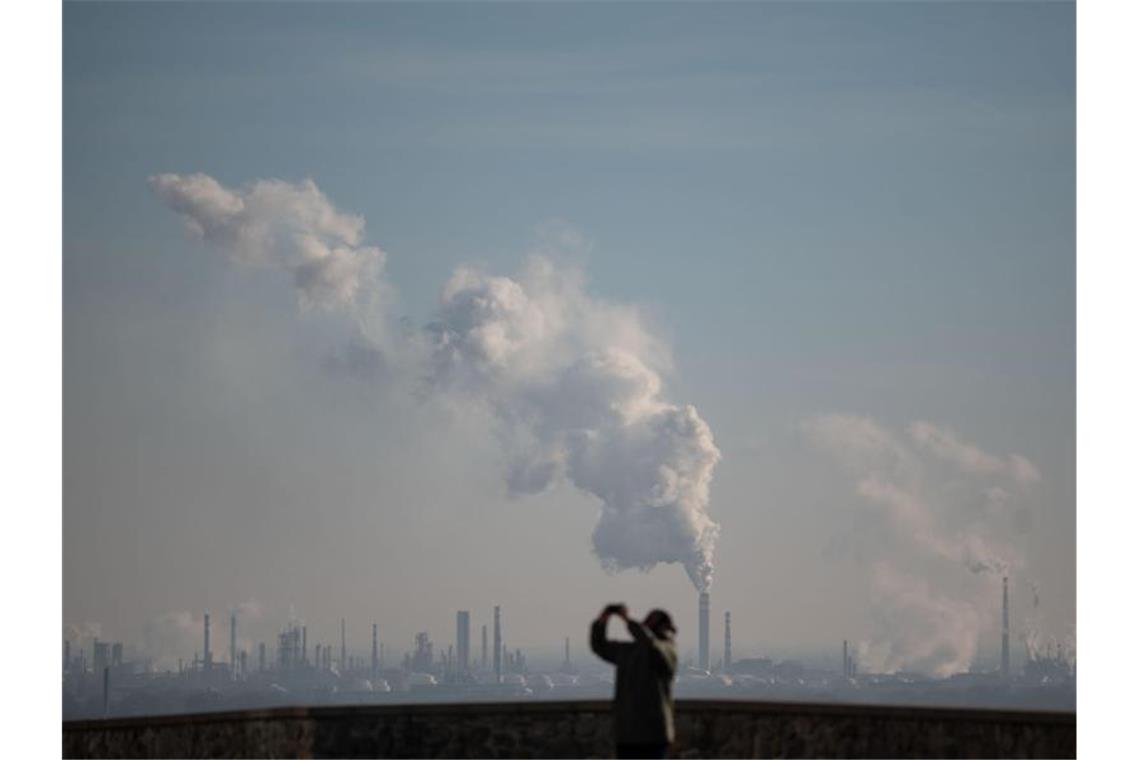 EU: Förderung fossiler Brennstoffe behindert Klimawende Eine Erdölraffinerie in Bratislava. Foto: Marijan Murat/dpa