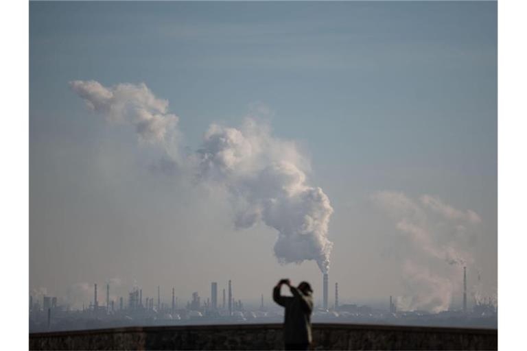 Eine Erdölraffinerie in Bratislava. Foto: Marijan Murat/dpa