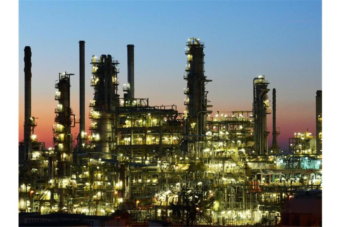 „Meilenweit auseinander“ - Auftakt der Chemie-Tarifrunde Eine Erdölraffinerie in Leuna (Sachsen-Anhalt). Foto: Waltraud Grubitzsch/dpa-Zentralbild/dpa
