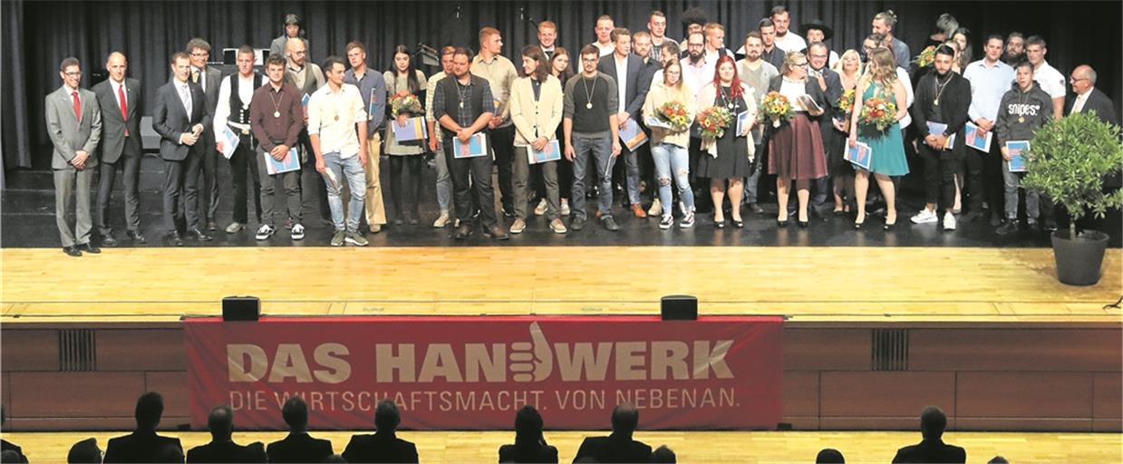 Eine Erinnerung für immer: Großer Moment für die jungen Handwerker auf der Bühne des Bürgerzentrums. Foto: B. Büttner