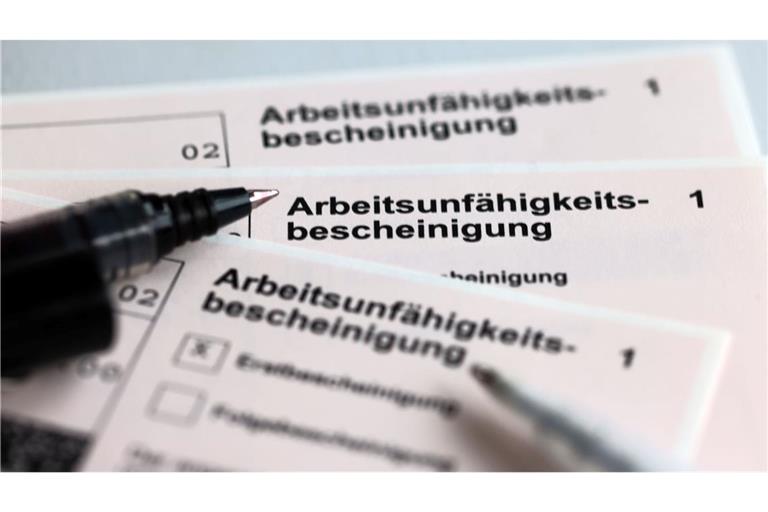 Eine Erkältungswelle hat den Krankenstand im ersten Quartal auf hohem Niveau gehalten. (Symbolbild)