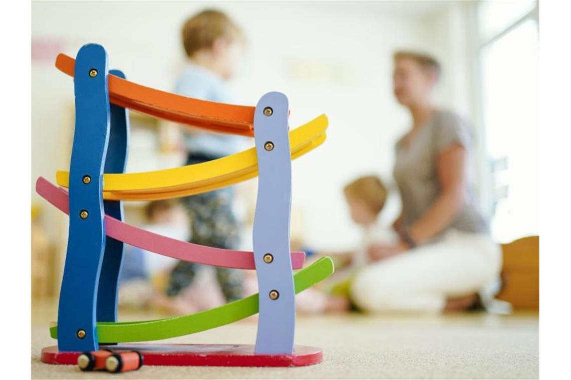 Auftakt Tarifverhandlungen für Kita-Erzieher Eine Erzieherin spielt in einer Kita mit Kindern: Der Beamtenbund dbb fordert eine Aufwertung des Berufsfelds. Foto: Uwe Anspach/dpa