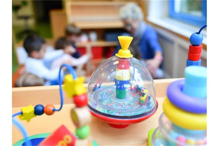 Eine Erzieherin spielt in einer Kita mit Kindern. Foto: Uwe Anspach/dpa/Symbolbild