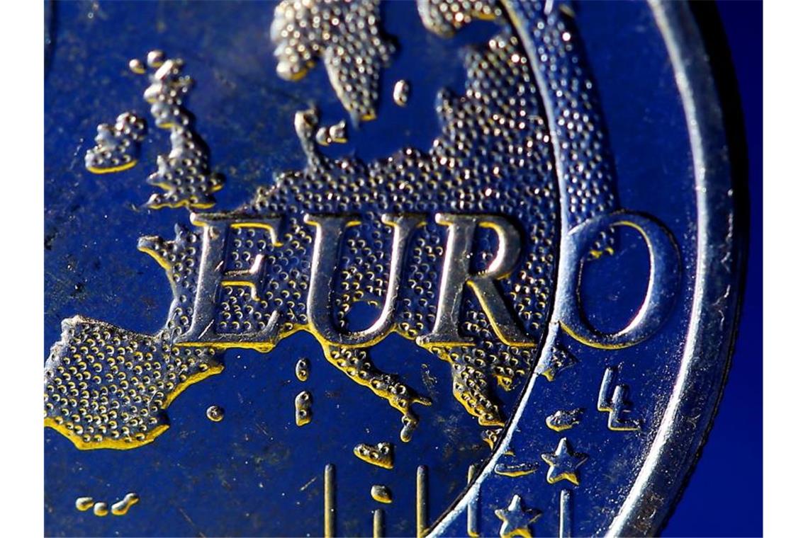 Eurozone kommt im Frühjahr schwungvoll aus der Rezession Eine Euro-Münze. Foto: Oliver Berg/dpa