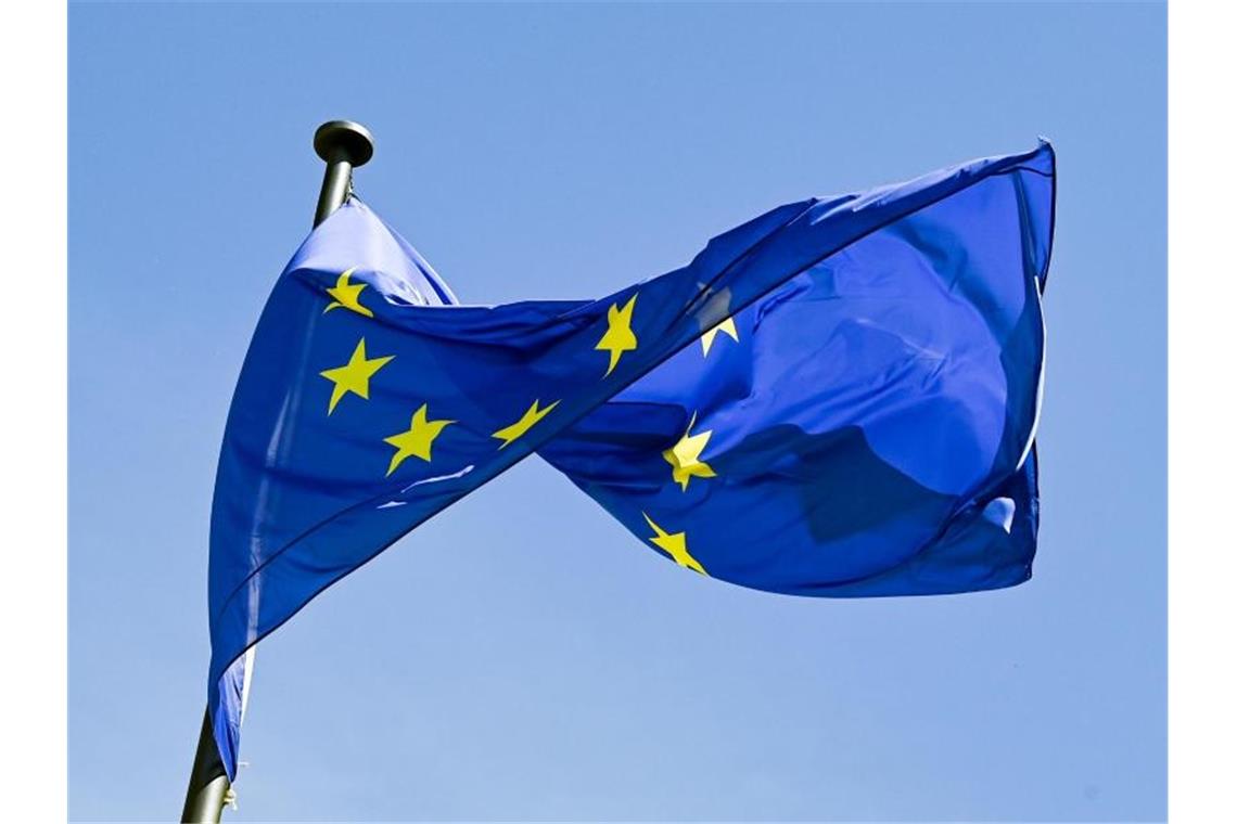 Grünes Licht für Corona-Aufbauplan aus Brüssel Eine Europaflagge weht vor blauem Himmel. Foto: Jens Kalaene/dpa-Zentralbild/ZB