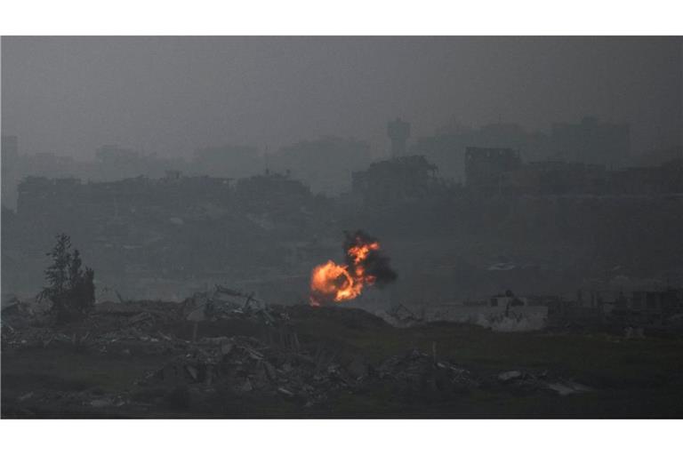Eine Explosion im nördlichen Gazastreifen, vom Süden Israels aus gesehen.