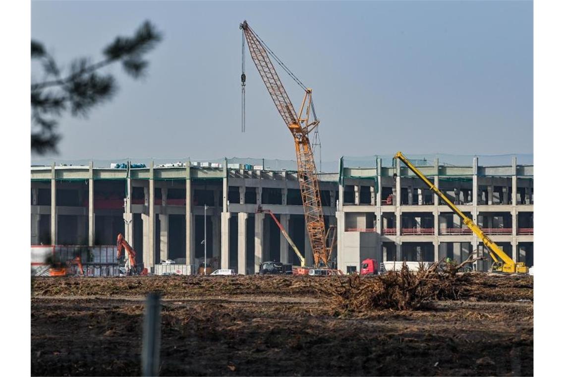 Eine Fabrikhalle entsteht auf dem Baugelände der Tesla Gigafactory östlich von Berlin. Foto: Patrick Pleul/dpa-Zentralbild/dpa