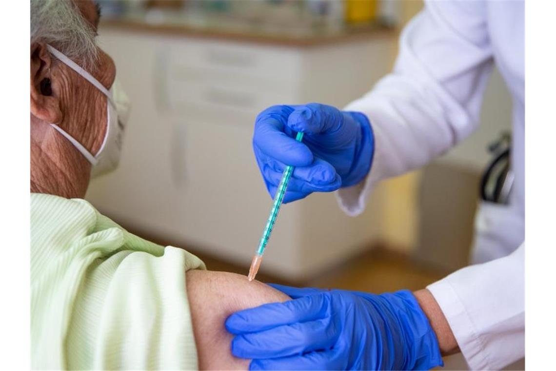 1,35 Millionen Menschen an einem Tag geimpft Eine Fachärztin für Allgemeinmedizin impft in ihrer Praxis eine Patientin gegen das Coronavirus. Foto: Christoph Schmidt/dpa