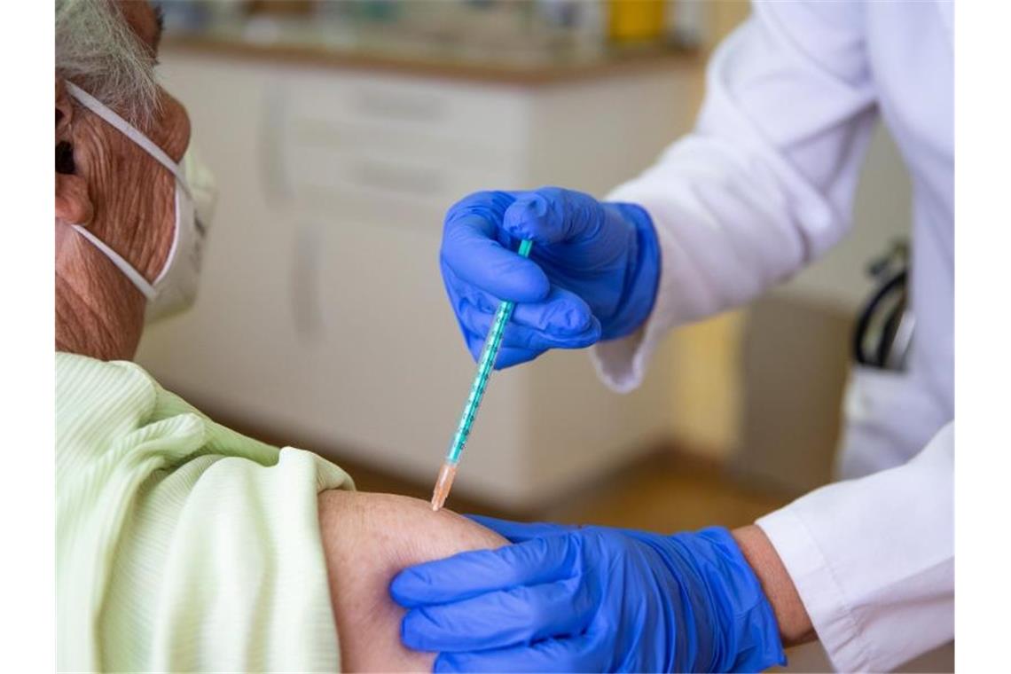 Diskussion über Corona-Einschränkungen für Ungeimpfte Eine Fachärztin für Allgemeinmedizin impft in ihrer Praxis eine Patientin gegen das Coronavirus. (Archivbild). Foto: Christoph Schmidt/dpa