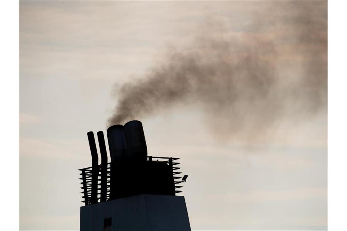 Seeschifffahrt will Klimaziele verschärfen Eine Fähre stößt Abgase aus einem Schornstein aus. An der Klimakrise hat der Schiffsverkehr einen vergleichsweise großen Anteil. Foto: Daniel Reinhardt/dpa
