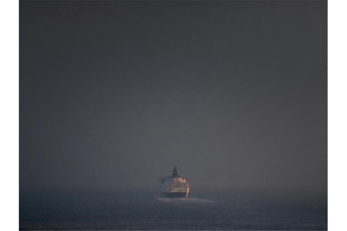 Großbritannien ist raus aus dem EU-Binnenmarkt Eine Fähre verlässt den Hafen von Dover. Die Brexit-Übergangszeit ist abgelaufen. Foto: Frank Augstein/AP/dpa