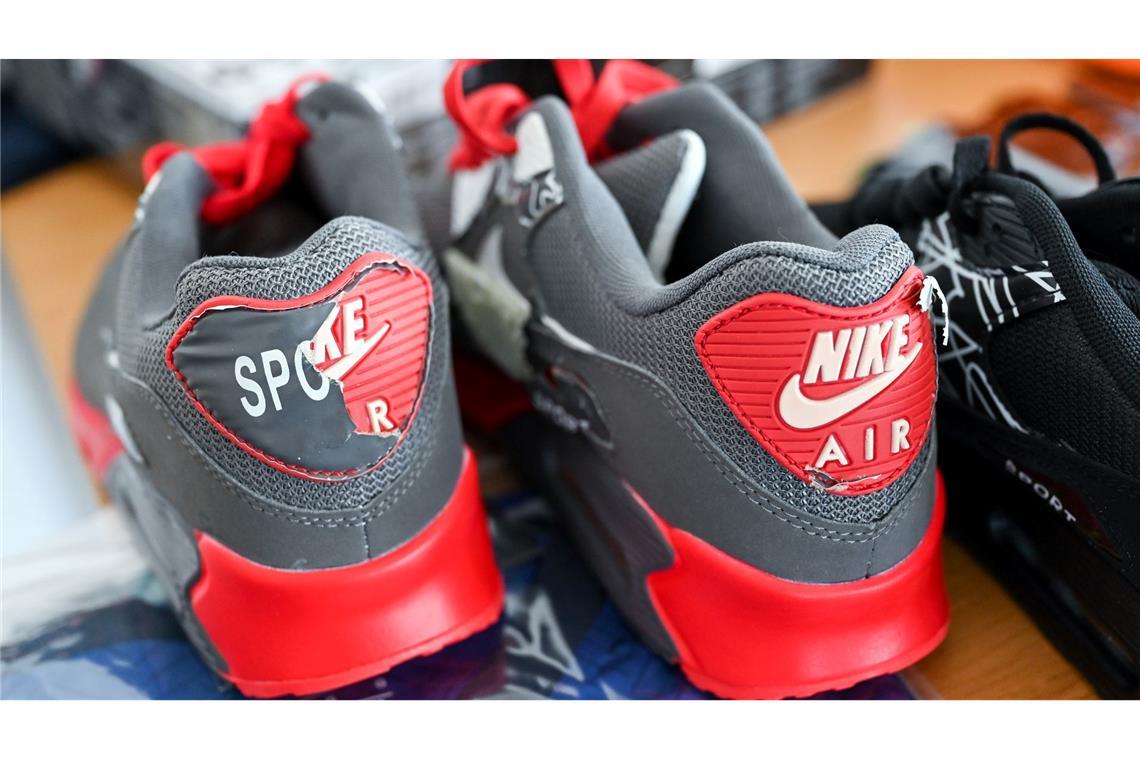 Eine Fälschung imitiert einen Markenartikel - wie in diesem Fall Nike-Schuhe.