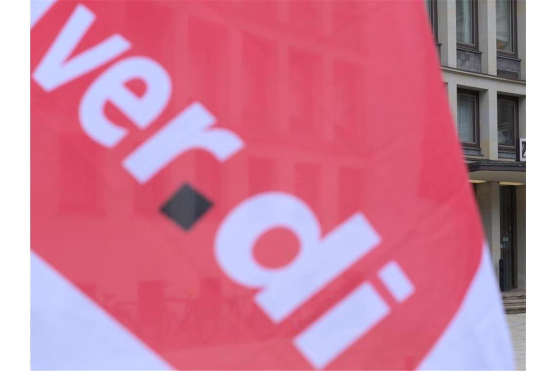 Fachkräfte auf Corona-Stationen müssen geschützt werden Eine Fahne der Gewerkschaft Verdi. Foto: Axel Heimken/dpa/Symbolbild