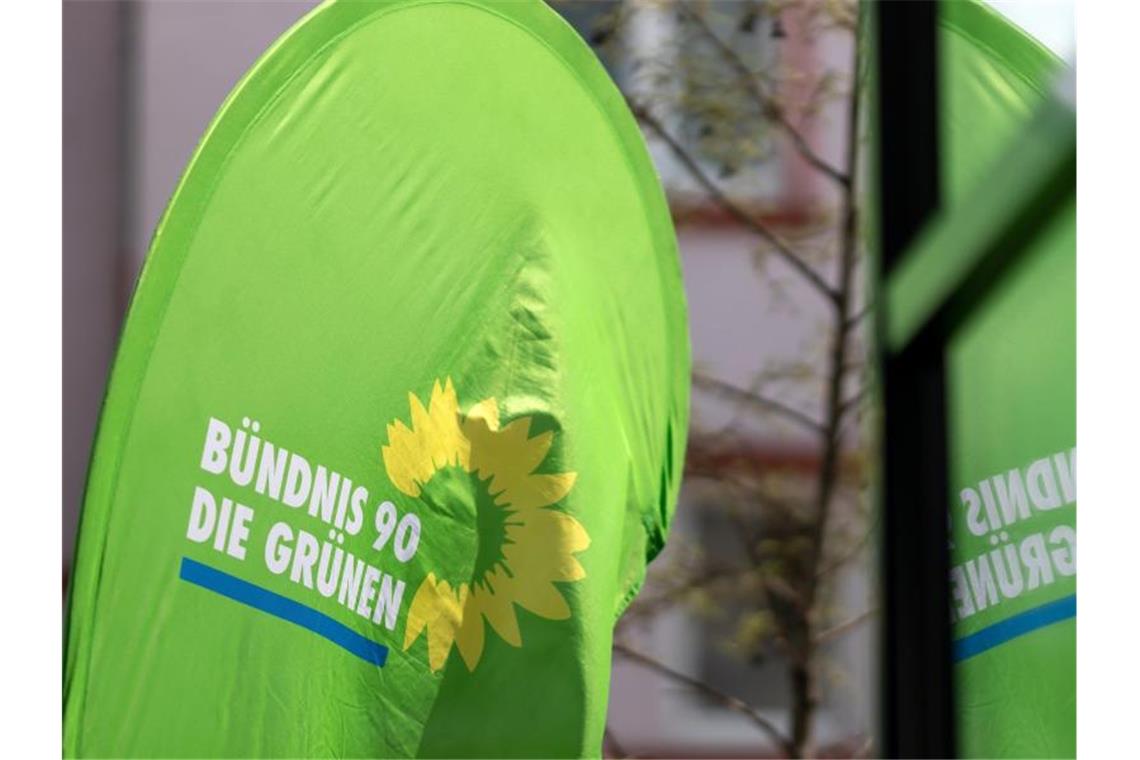 Eine Fahne der Grünen weht. Foto: Michael Reichel/zb/dpa