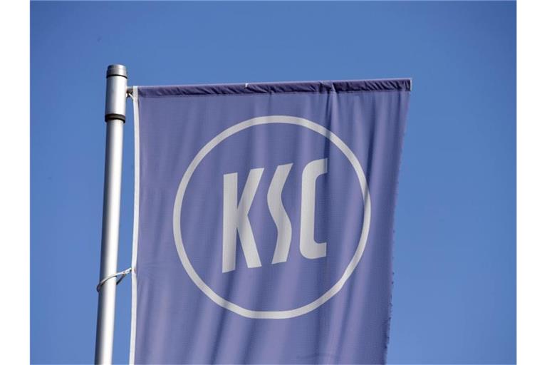 Eine Fahne des Karlsruher SC. Foto: Uli Deck/dpa/Archivbild