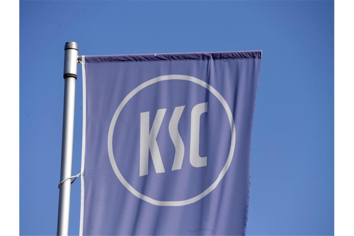 Fußball-Zweitligist Karlsruher SC findet weiteren Investor Eine Fahne des Karlsruher SC. Foto: Uli Deck/dpa/Symbolbild