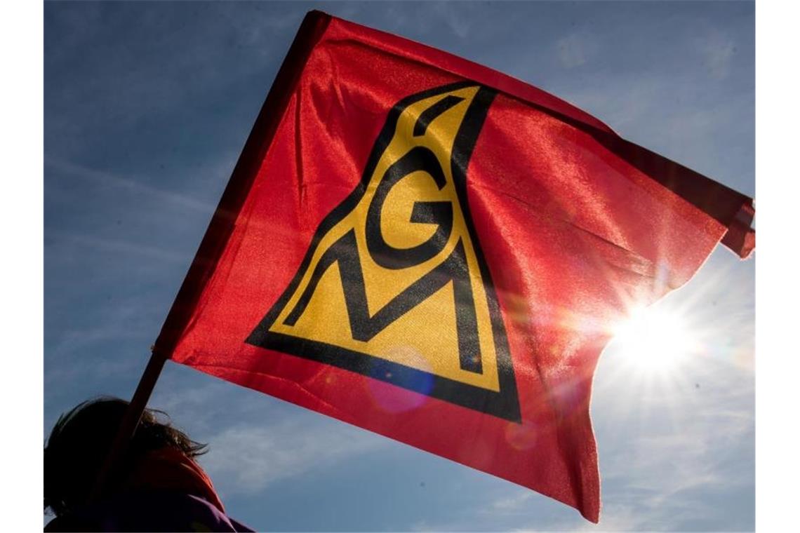 IG Metall gibt grünes Licht für Umbauvereinbarung mit Airbus Eine Fahne mit dem Logo der IG Metall. Foto: Daniel Bockwoldt/dpa/Daniel Bockwoldt