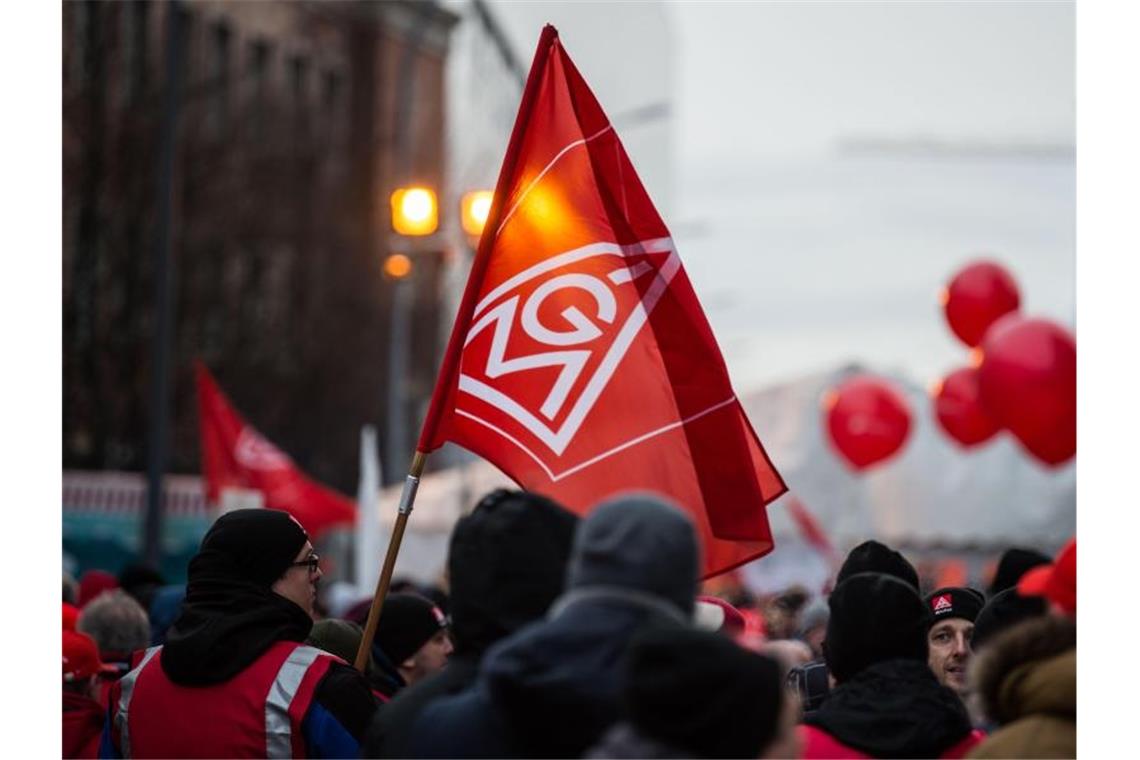 Eine Fahne mit dem Logo der IG-Metall. Foto: Lino Mirgeler/dpa