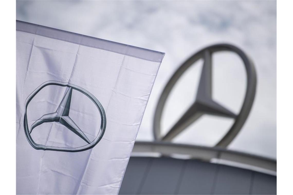 Eine Fahne mit dem Logo der Marke Mercedes-Benz. Foto: Sebastian Gollnow/dpa/Archivbild