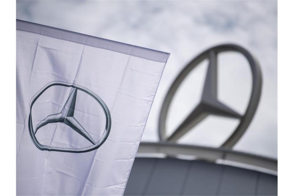 Källenius legt erstmals Zahlen nur für Mercedes-Benz vor Eine Fahne mit dem Logo der Marke Mercedes-Benz weht im Wind. Foto: Sebastian Gollnow/dpa/Symbolbild