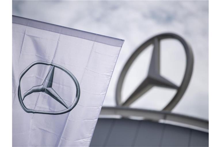 Eine Fahne mit dem Logo der Marke Mercedes-Benz weht vor einem Showroom der Firma. Foto: Sebastian Gollnow/dpa/Archivbild