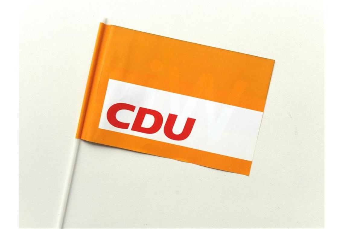 Eine Fahne mit dem Logo der Partei CDU. Foto: Caroline Seidel/dpa