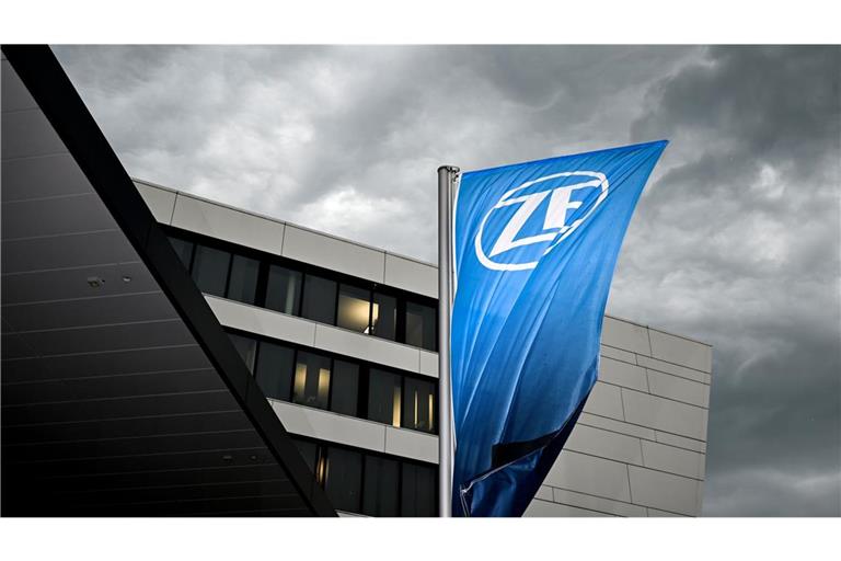 Eine Fahne mit dem Logo der ZF-Friedrichshafen AG weht vor dem ZF-Forum in Friedrichshafen. 91 Prozent der IG-Metall-Mitglieder unterstützen den Sparkurs bei der ZF-Antriebssparte.