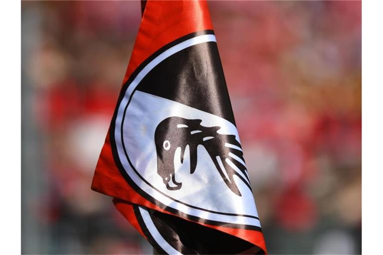 Eine Fahne mit dem Logo des SC Freiburg im Schwarzwaldstadion. Foto: Patrick Seeger/dpa/Archivbild