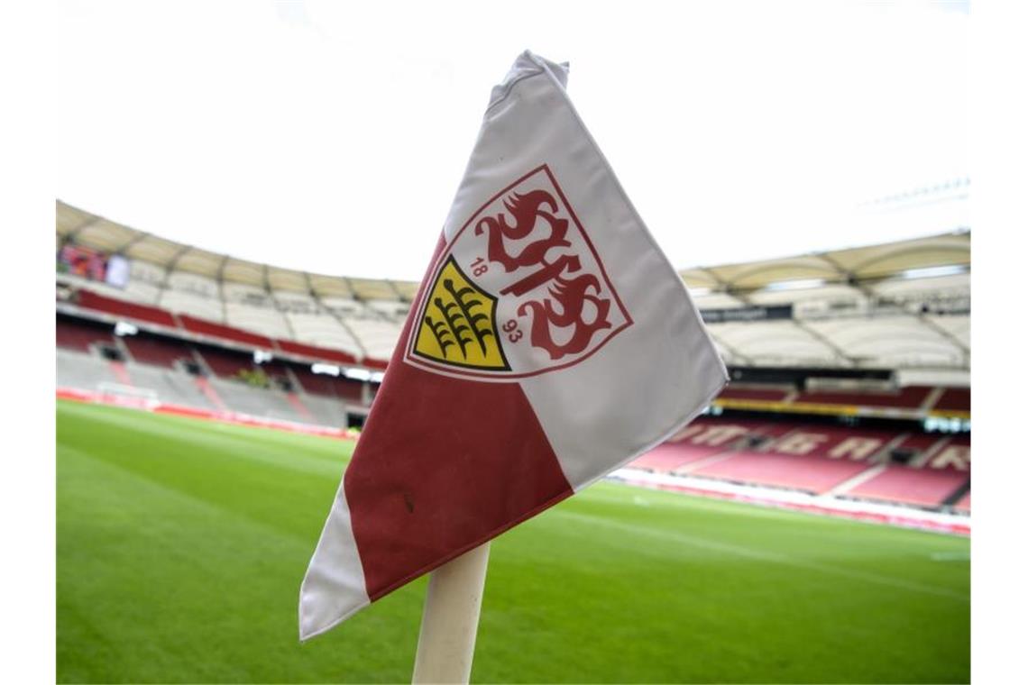 Eine Fahne mit dem Logo des VfB Stuttgart. Foto: Matthias Balk/Archivbild