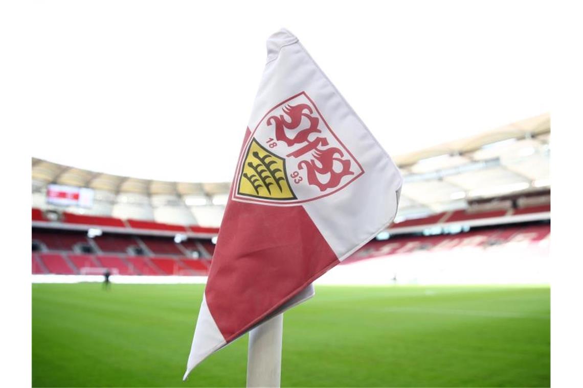 Eine Fahne mit dem Logo des VfB Stuttgart. Foto: Tom Weller/dpa/Symbolbild/Archiv