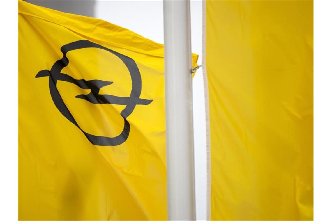 Eine Fahne mit dem Opel-Logo. Der Autobauer soll schnell zur Elektromarke werden. Foto: Michael Reichel/dpa