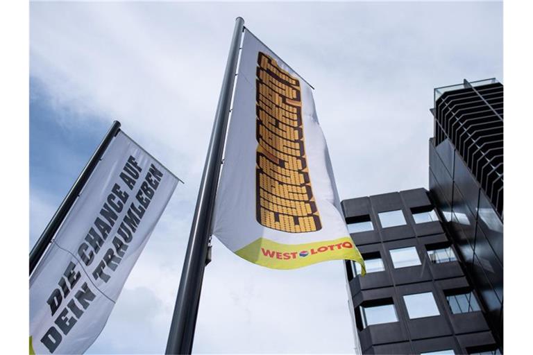 Eine Fahne mit dem Schriftzug "Eurojackpot". Foto: Guido Kirchner/dpa