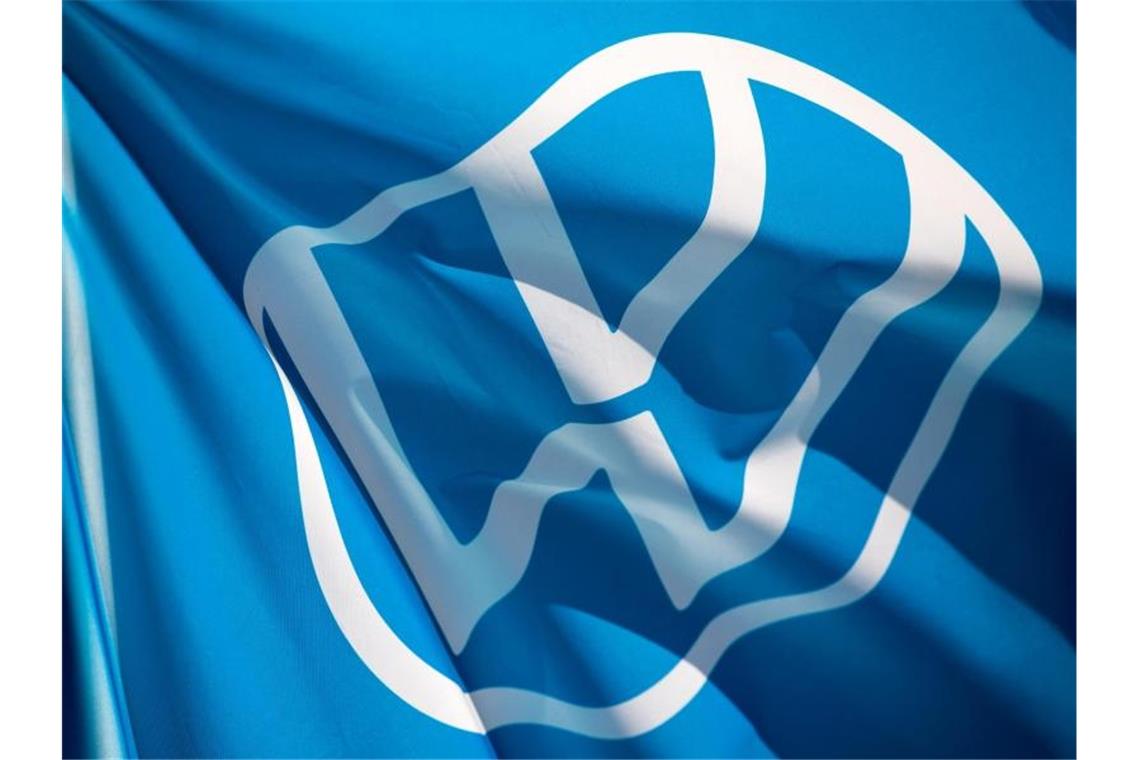 Eine Fahne mit dem VW-Logo weht im Fahrzeugwerk von Volkswagen in Zwickau. Foto: Hendrik Schmidt/dpa-Zentralbild/dpa