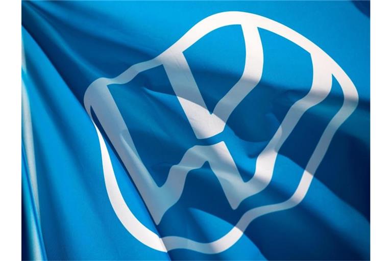 Eine Fahne mit dem VW-Logo weht im Fahrzeugwerk von Volkswagen in Zwickau. Foto: Hendrik Schmidt/dpa-Zentralbild/dpa
