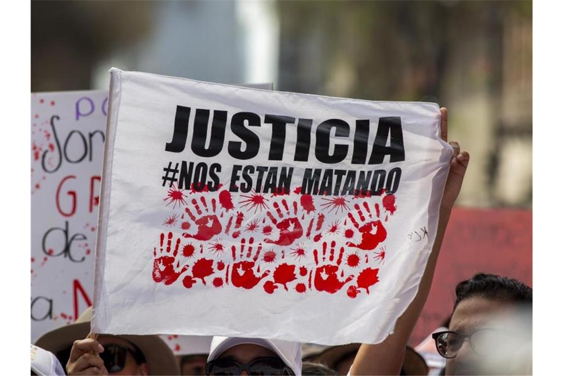 Eine Fahne mit der Aufschrift „Gerechtigkeit“ während einer Demonstration in Mexiko-Stadt. Foto: Jair Cabrera Torres/dpa