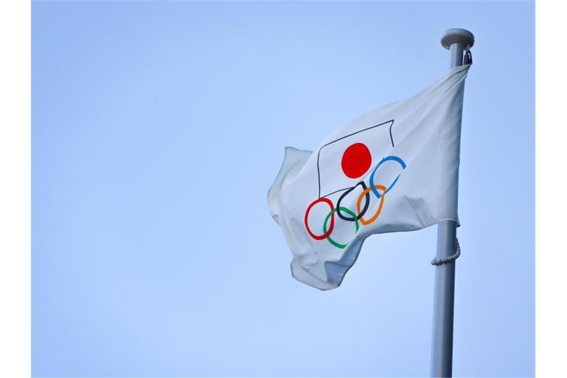 IOC nominiert Flüchtlingsteam am 8. Juni Eine Fahne mit der Flagge Japans und den Olympischen Ringen weht auf einem Mast in Tokio. Foto: Stanislav Kogiku/SOPA Images via ZUMA Wire/dpa/Archivbild