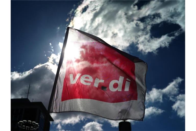 Eine Fahne von Verdi weht während einer Kundgebung im Wind. Foto: Ina Fassbender/Archiv