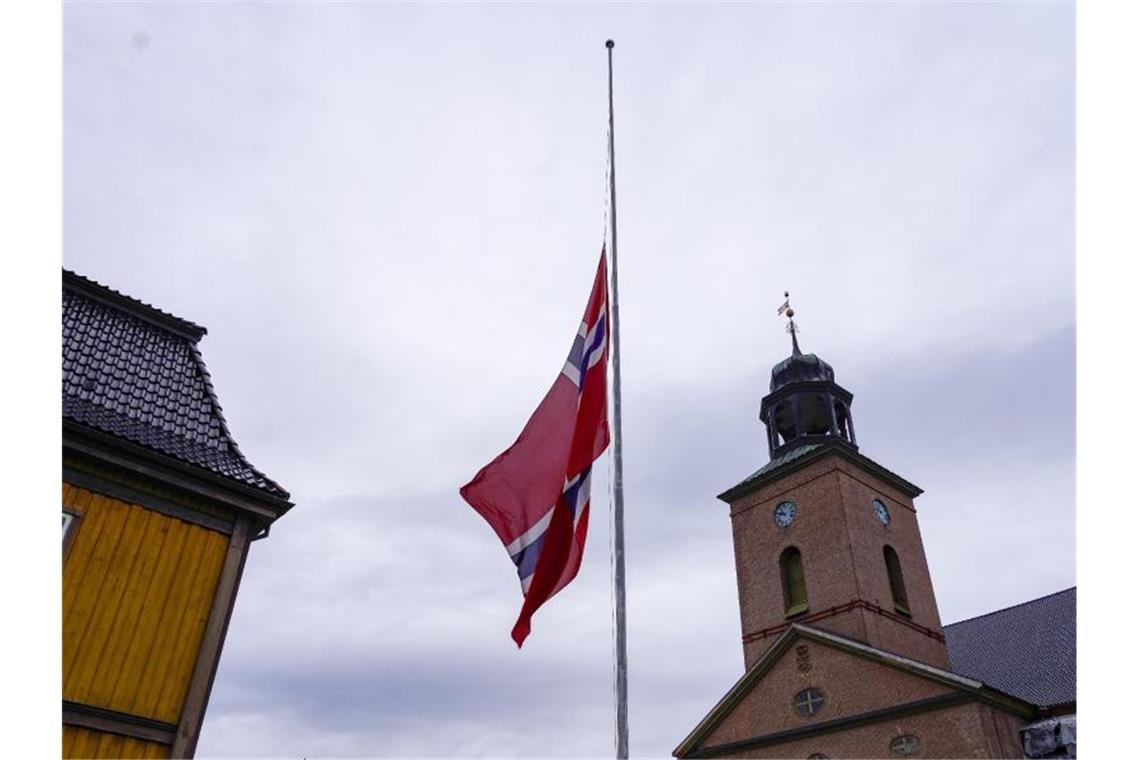 Bogenangriff in Norwegen: Polizei schließt Terror nicht aus Eine Fahne weht in der norwegischen KLeinstadt auf Halbmast. Foto: Terje Bendiksby/NTB/dpa