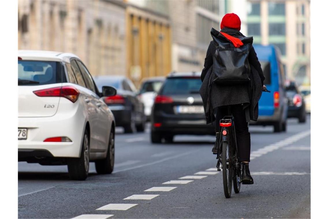 Eine Fahrradfahrerin fährt über einen Radweg an der Straße. Foto: Monika Skolimowska/Archivbild