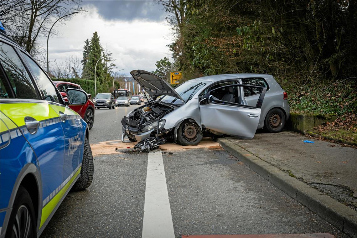 Autofahrer nach Unfall in Backnang schwer verletzt Eine Fahrspur der Weissacher Straße war während der Unfallaufnahme gesperrt. Foto: Alexander Becher
