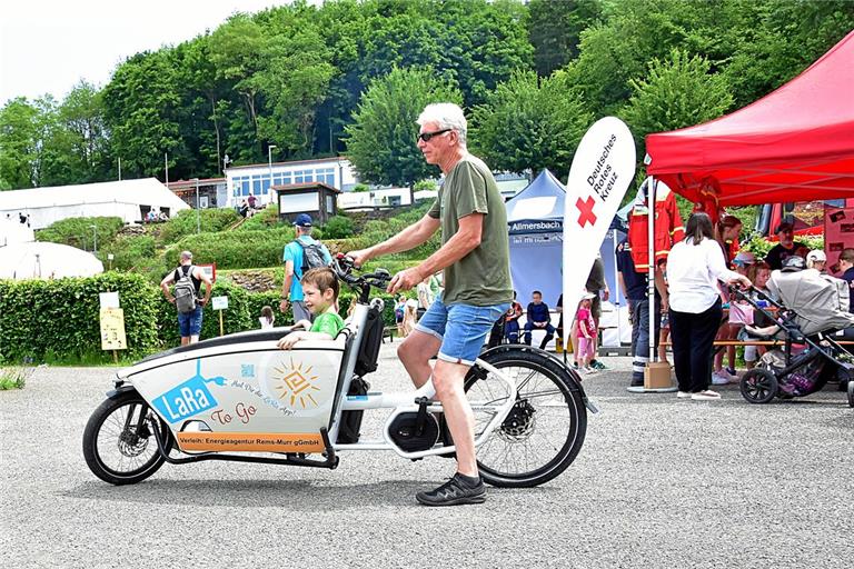 Eine Fahrt mit dem Lastenrad „Lara“ erfreut sich beim Fest am Sporterlebnispark besonders großer Beliebtheit. Fotos: Tobias Sellmaier
