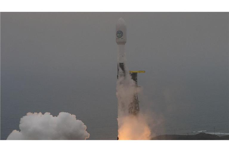 Eine Falcon-9-Rakete des US-Raumfahrtkonzerns SpaceX hebt mit dem Erdbeobachtungssatelliten "Earthcare" an Bord  ab.