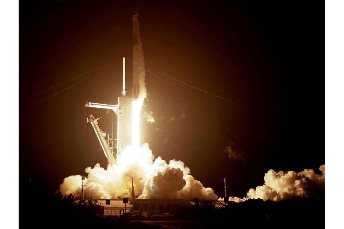 Eine Falcon 9 SpaceX-Rakete mit der Crew Dragon-Kapsel hebt von Startrampe 39A im Kennedy Space Center in Cape Canaveral ab. Vier Astronauten beginnen eine Mission zur Internationalen Raumstation. Foto: John Raoux/AP/dpa