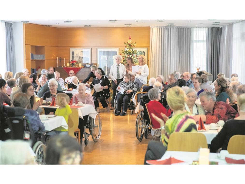 Besinnlich und sehr familiär Eine familiäre und feierliche Stimmung herrscht bei der Weihnachtsfeier im Bürgerheim Backnang auf dem Hagenbach. Fotos: A. Becher