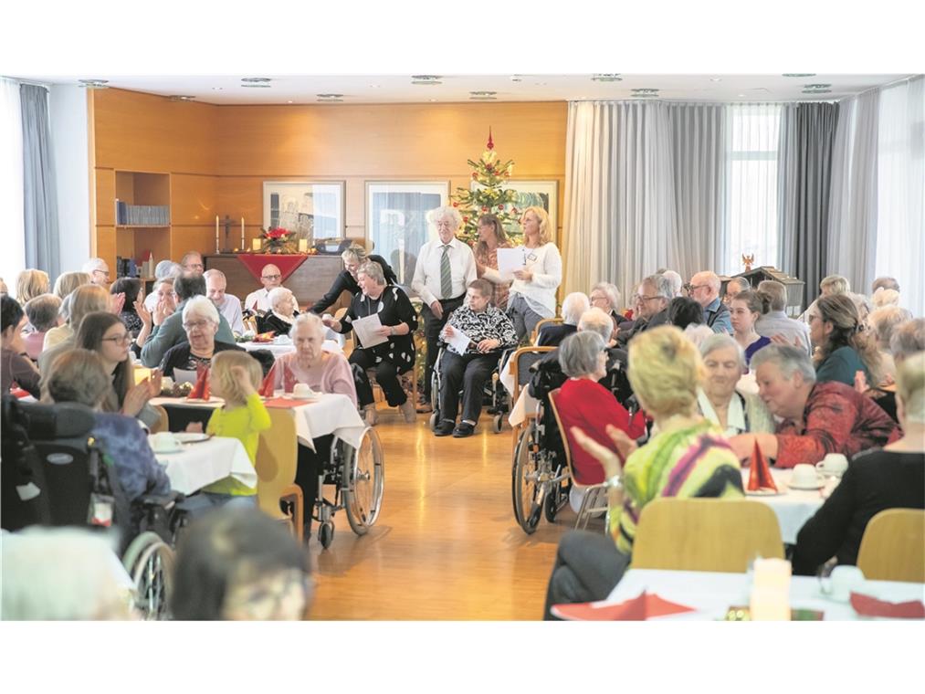 Eine familiäre und feierliche Stimmung herrscht bei der Weihnachtsfeier im Bürgerheim Backnang auf dem Hagenbach. Fotos: A. Becher